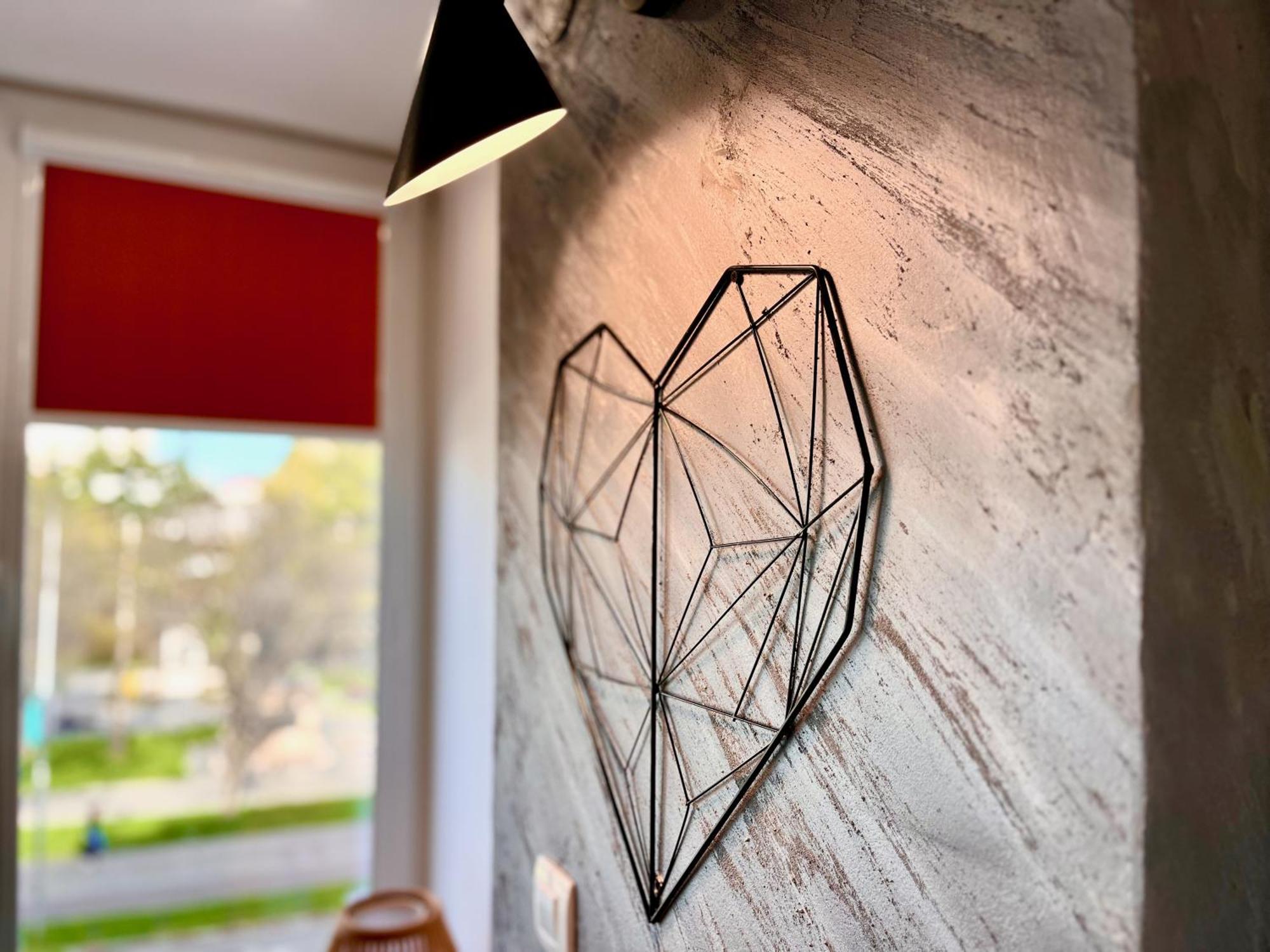 In - Prime Location Апартамент